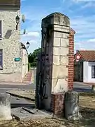 Fontaine publique avec pompe, place Vitelle, à l'est du bourg.