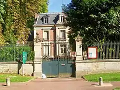 La maison Sainte-Beuve de 1860, actuelle maison paroissiale, rue de Paris.