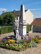 Le monument aux morts de 1887, avec statue de 1920, au cimetière, rue de Villeron.
