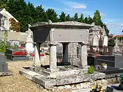 Le mausolée des anciens seigneurs de Louvres, au cimetière, rue de Villeron.