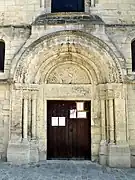 Le portail roman de l'église Saint-Justin.