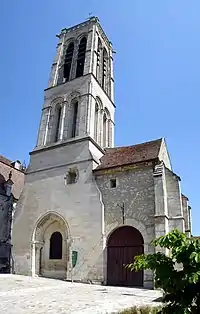La tour Saint-Rieul, vestige de l'église du même nom, rue Saint-Justin.
