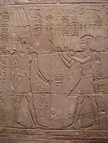 Bas-relief du temple de Louxor représentant Alexandre en pharaon qui prie Amon