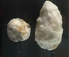 Évolution des outils de pierre taillée au Paléolithique inférieur (av. 300 000 ans). 1: galet aménagé sur deux faces, silex ; 2: biface, quartz (h = 30 cm env.).