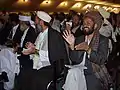 Satisfaction de délégués afghans à Kabul, en 2002, lors de la proclamation des résultats à des élections.