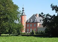 Les façades et toitures du château-ferme, à Loyers (M) ainsi que l'ensemble formé par cet édifice et les terrains environnants (S)