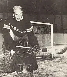 Photographie en noir et blanc d'un joueur de hockey des Rangers devant ses buts