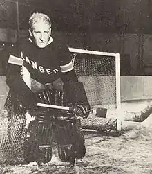 Photo noir et blanc de Lester Patrick dans la tenue de gardien devant le but.