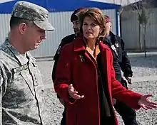 Photographie de Lisa Murkowski et d'un militaire