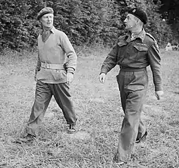 Photo montrant le général Bucknall avec un de ses officiers.