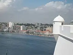 Luanda, front de mer vu depuis la forteresse de São Miguel (pt).