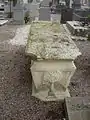 Une tombe pseudo-sarcophage du XIXe siècle, avec ostensoir.