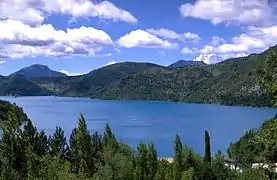 Partie principale du lac, à hauteur de Saint-Julien-du-Verdon.