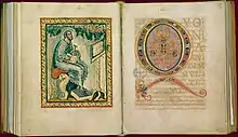 Manuscrit médiéval montrant sur la page de gauche un saint assis et sur celle de droite une lettre Q enluminée.