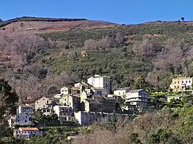 Vue sur la ville de Luccianna, dans un paysage assez montagneux.