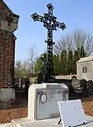 Croix de fonte d'une tombe au cimetière.