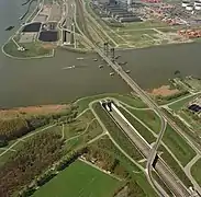 Un tunnel sous la Nouvelle-Meuse à côté du pont