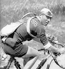 Photographie en noir et blanc d'un cycliste pendant une course.