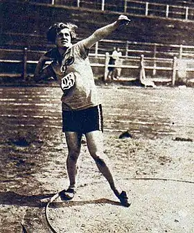 L'athlète française Lucienne Velu en juillet 1928, dans une épreuve de lancer du poids.