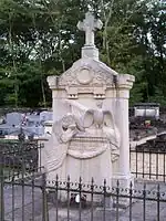 Le monument aux morts dans le cimetière (oct. 2012)