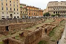 La caserne à proximité immédiate du Colisée avec les parties de la construction destinées à accueillir les gladiateurs