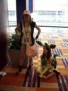 Cosplay du personnage féminin et d'un Pokémon.