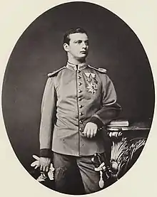 Photographie en noir et blanc d'un jeune homme en uniforme militaire.