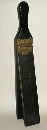 Une cliquette avec articulation métallique, fabriquée par la firme Ludwig-Musser