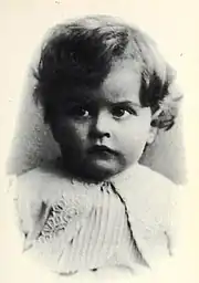 Photographie en noir et blanc du visage d'un petit enfant de face