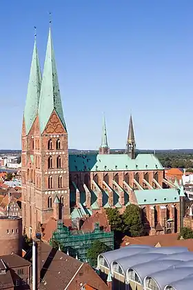 Ste-Marie de Lübeck, Allemagne. Tours sans contreforts avec angles en pierre. Cette forme provient du style roman germanique.