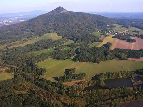 Vue aérienne du mont Ralsko (705 m).