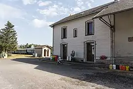 Le bâtiment côté cour et train sur la voie en août 2020.