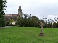 Croix celtique derrière l'église