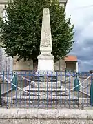 Le monument aux morts près de la mairie