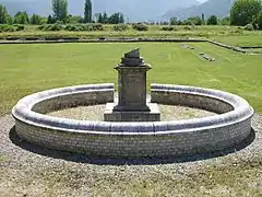 Le monument à enceinte circulaire.