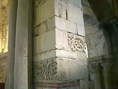 Deux frises romaines en remploi dans la basilique Saint-Just de Valcabrère.