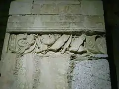 Frise d'armes et de boucliers en remploi dans la basilique Saint-Just de Valcabrère.