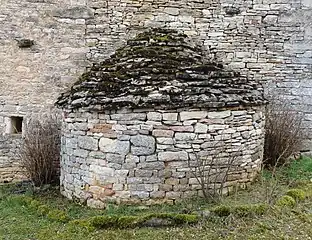 Four à pain couvert de laves au hameau de Macheron.