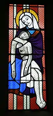 Le vitrail ornant le chœur de la chapelle de Fissy.
