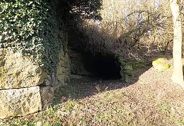 L'entrée de la grotte de Macheron, fouillée à deux reprises au cours du XXe siècle.