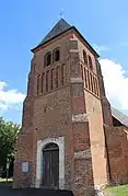 Vue du donjon fortifié avec ses meurtrières.