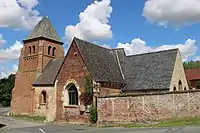 L'église fortifiée Saint-Quentin de Lugny.