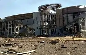 La façade en ruine de l'un des terminaux de l'aéroport, après les combats.