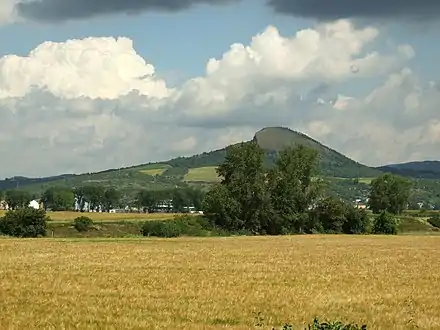 Lukavec et mont Radobýl (399 m)à l'arrière plan.