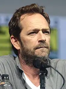 Luke Perry interprète Fred.