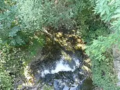 Le Lumansonesque au pont de la route départementale 907, en limite d'Aguessac et Compeyre.