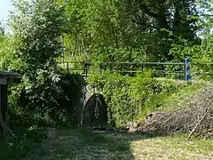 Pont sur le Bléquin à Lumbres : l'un des seuls souvenirs des installations de la ligne à voie métrique d'Anvin à Calais, exploité par la Compagnie générale de voies ferrées d'intérêt local à partir de 1920, et supprimée en 1955.