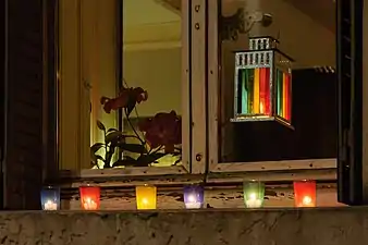 Les Lyonnais déposent sur le rebord de leurs fenêtres le soir du 8 décembre des lumignons, en hommage à la Vierge Marie et à la ville de Lyon.