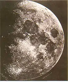 Image légèrement floue et sépia de la Lune.
