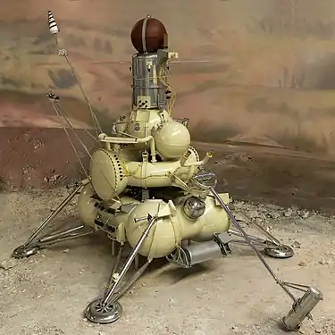 Maquette de l'atterrisseur lunaire Luna 16 et de son système de collecte et au sommet la capsule chargée du retour sur Terre.